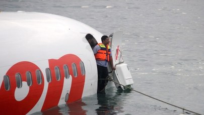 Samolot wpadł do oceanu i złamał się na pół  
