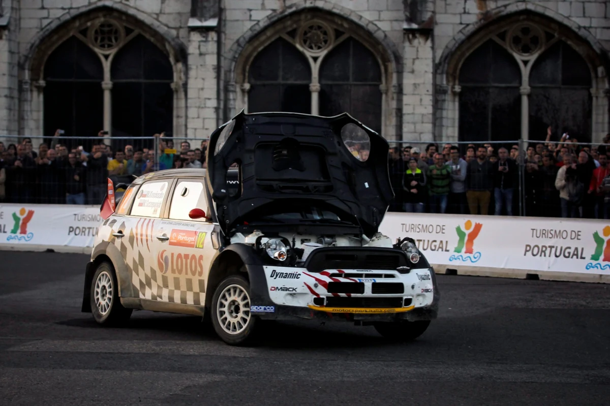 Michał Kościuszko (Mini WRC) zajmuje siódmą pozycję w klasyfikacji generalnej po ośmiu odcinkach specjalnych Rajdu Portugalii, czwartej rundy samochodowych mistrzostw świata. Prowadzi Francuz Sebastien Ogier (VW Polo WRC), do którego Polak traci 5.33,7. 