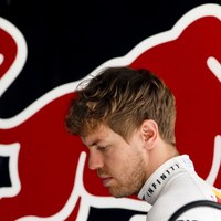 Sebastian Vettel przed warsztatem teamu Red Bull Racing [PAP/EPA/DIEGO AZUBEL]