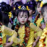 Birmańskie dzieci podczas tradycyjnego Festiwalu Wody [PAP/EPA/NYEIN CHAN NAING]