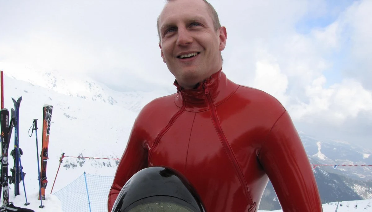 "Udało się zorganizować próbę. Speed ski wróciło do Polski i myślę, że już tu zagości. W przyszłym roku wspólnie z PKL-em zrobimy zawody amatorskie, a oprócz tego będzie próba prędkości" - mówił naszemu dziennikarzowi Jędrzej Dobrowolski, narciarz, który próbował pobić dziś rekord prędkości w zjeździe z Kasprowego Wierchu. "Jestem usatysfakcjonowany, że mogłem pokazać tę dyscyplinę u nas w kraju. Pokazać, że to jest możliwe, że można to robić i można to robić na terenie przeznaczonym do narciarstwa. To daje możliwości powtarzania takich prób rokrocznie" - podkreślał. 