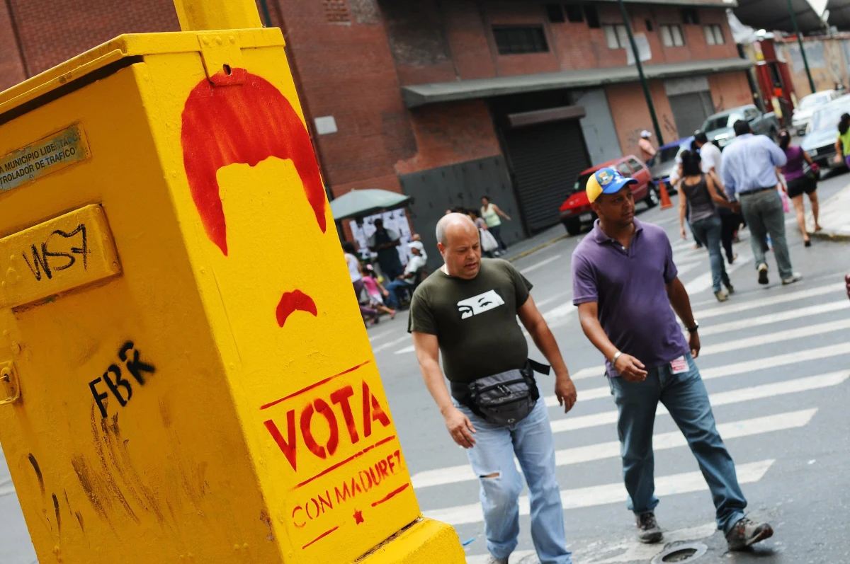 Wenezuelczycy wybierają następcę Hugo Chaveza, który zmarł 5 marca. Największe szanse na zwycięstwo mają: namaszczony przez niego kandydat partii rządzącej Nicolas Maduro i centrysta z polskimi korzeniami Henrique Capriles Radonski. 