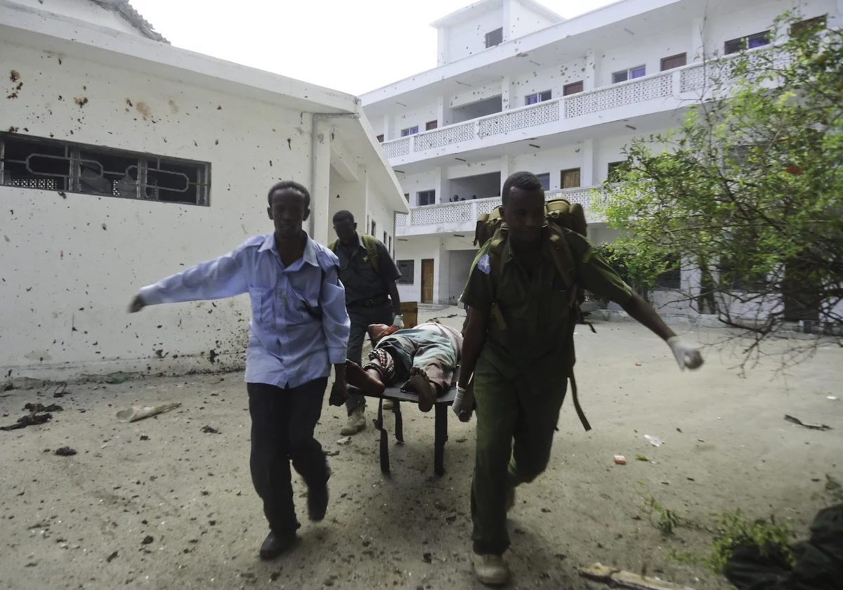 W samobójczym zamachu przeprowadzonym w sądzie w Mogadiszu przez islamistów w kamizelkach wyładowanych materiałami wybuchowymi rannych zostało kilkanaście osób; są też zabici. Według szefa somalijskiego MSW wszystkich dziewięciu napastników zginęło. 