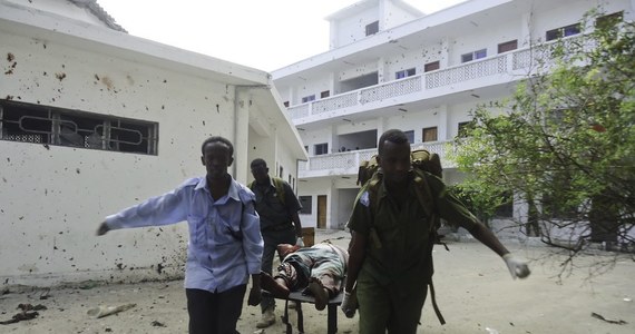 W samobójczym zamachu przeprowadzonym w sądzie w Mogadiszu przez islamistów w kamizelkach wyładowanych materiałami wybuchowymi rannych zostało kilkanaście osób; są też zabici. Według szefa somalijskiego MSW wszystkich dziewięciu napastników zginęło. 
