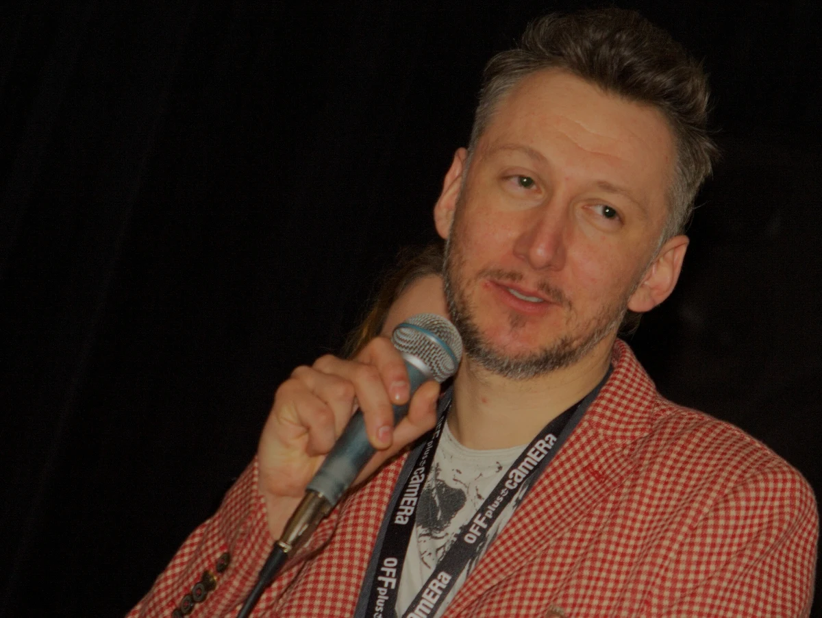 „Nie chciałem robić śmiertelnie poważnego filmu, bo bym śmiertelnie zanudził” – mówił na spotkaniu z publicznością festiwalu Off Plus Camera reżyser i scenarzysta „Dziewczyny z szafy” Bodo Kox. Artysta opowiadał też o swoich najnowszych planach zawodowych i autorskim sposobie patrzenia na rzeczywistość. „Staram się wyśmiać to, co mnie przeraża, niepokoi” – tłumaczył.