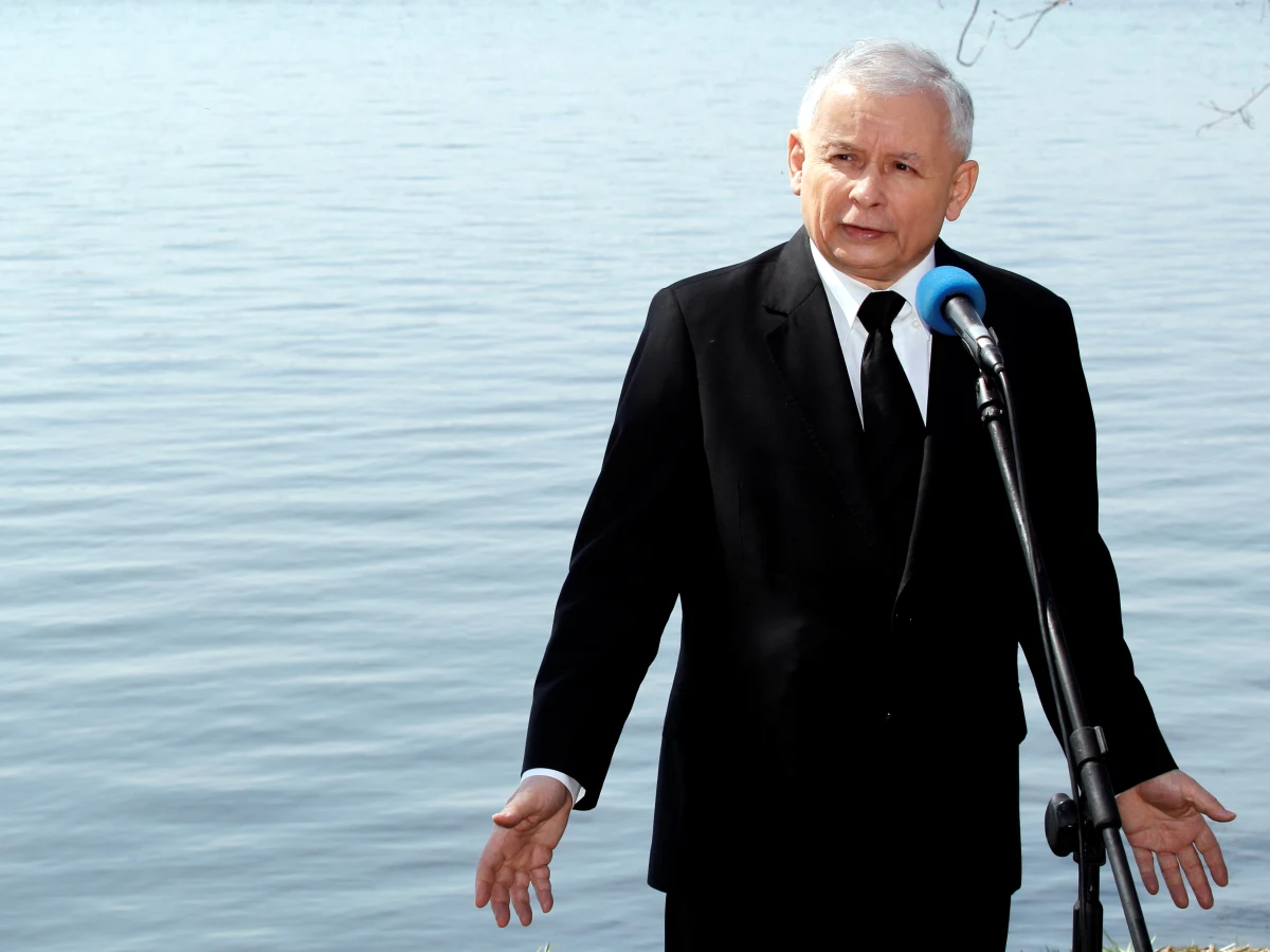 „10 kwietnia 2010 roku rano przekonywano mnie, że być może mój brat przeżył” - powiedział Jarosław Kaczyński. W ten sposób prezes PiS odniósł się do słów Antoniego Macierewicza. Szef parlamentarnego zespołu do spraw katastrofy smoleńskiej mówił we wtorek o "wiarygodnych relacjach, że trzy osoby przeżyły katastrofę". Powoływał się przy tym na "trzy niezależne źródła". 