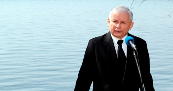 „10 kwietnia 2010 roku rano przekonywano mnie, że być może mój brat przeżył” - powiedział Jarosław Kaczyński. W ten sposób prezes PiS odniósł się do słów Antoniego Macierewicza. Szef parlamentarnego zespołu do spraw katastrofy smoleńskiej mówił we wtorek o "wiarygodnych relacjach, że trzy osoby przeżyły katastrofę". Powoływał się przy tym na "trzy niezależne źródła". 