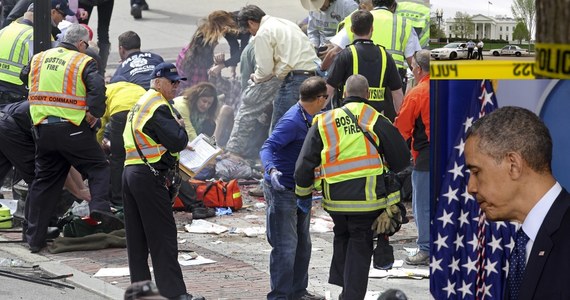Co najmniej 3 osoby zginęły, a ponad 141 zostało rannych w dwóch wybuchach na mecie maratonu w Bostonie. Jedną z ofiar jest 8-letnie dziecko. Stan 17 osób jest krytyczny. "Wciąż nie wiemy, kto to zrobił i dlaczego to zrobił, ale się dowiemy i te osoby zostaną pociągnięte do odpowiedzialności" - zapowiedział prezydent Barack Obama. W związku z atakami nikogo jeszcze nie zatrzymano.