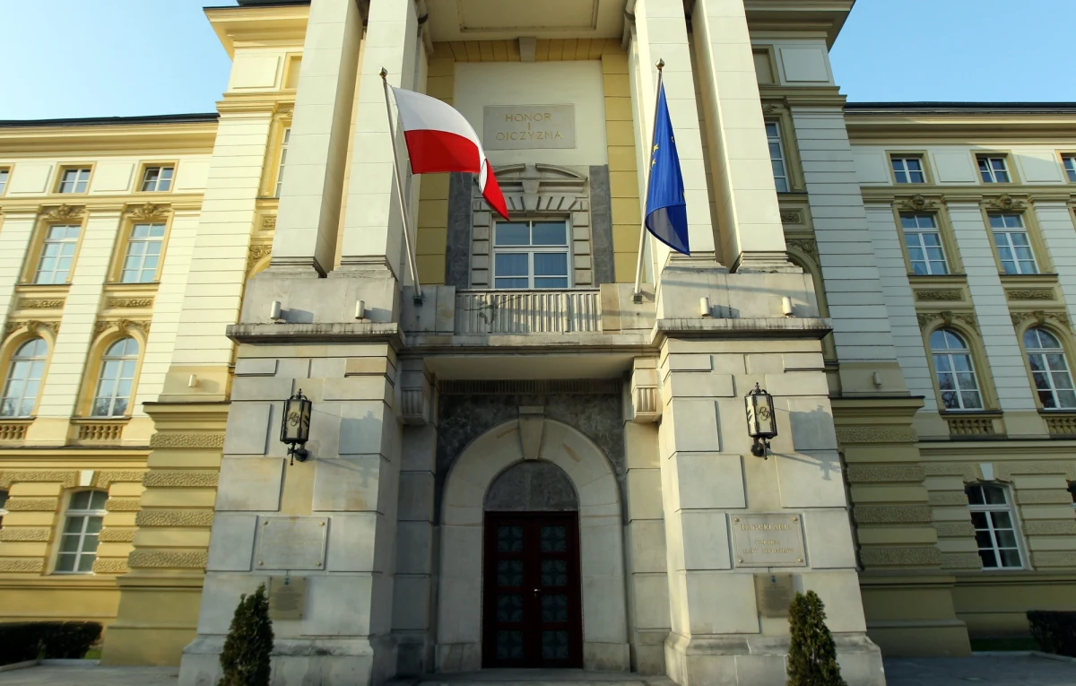 Kancelaria Premiera to kolejny po Sejmie obiekt państwowy, który udoskonala zabezpieczenia - informuje "Rzeczpospolita".  Inwestycje mają zostać zrealizowane jeszcze w tym roku. 