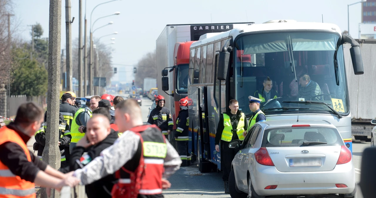 Tir wjechał w autobus z dziećmi  