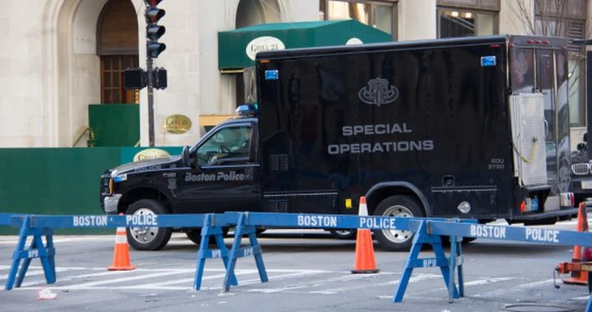 Nowy ślad w sprawie zamachów w Bostonie. Amerykańskie media opublikowały zdjęcie pakunku, w którym prawdopodobnie była bomba. Jej eksplozja zabiła trzy osoby, a ponad 100 raniła. Ofiary zostały już zidentyfikowane.