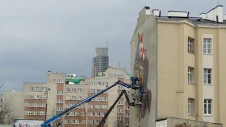 Mural na warszawskiej kamienicy