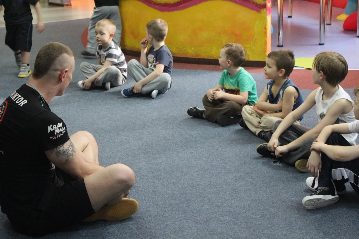 Lepiej nie zaczepiać przedszkolaków z Olsztyna. W mieście powstała specjalna grupa uczęszczająca na zajęcia z Krav Magi. W tym przypadku, system samoobrony wymyślony w Izraelu, nie ma nic wspólnego z brutalnością - zapewniają organizatorzy. Chodzi o to, żeby dzieci polubiły sport i więcej czasu spędzały ćwicząc a nie siedząc przed komputerem. 