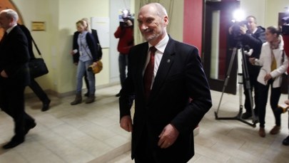 Kaczyński broni Macierewicza, ale wściekłych w PiS przybywa 