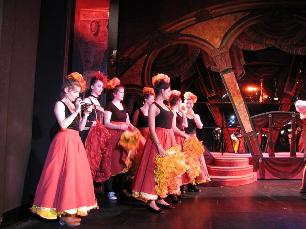 Niezwykłą furorę robi Szkoła Kankana stworzona w najstarszym paryskim kabarecie Paradis Latin. Nie ma już wolnych miejsc – na listy oczekujących wpisało się ponad dwa tysiące kobiet z całego świata, które chcą nauczyć się legendarnego, kokieteryjnego tańca!