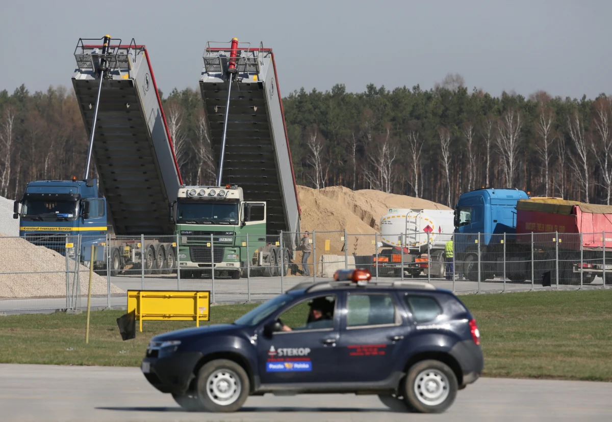 "Chcielibyśmy, aby lotnisko w Modlinie zaczęło ponownie obsługiwać samoloty najpóźniej 1 lipca" - deklaruje szef portu lotniczego Piotr Okienczyc. Jak dodaje, liczy na uchylenie zakazu użytkowania pasa startowego kilka dni po zakończeniu prac, czyli 18 czerwca.