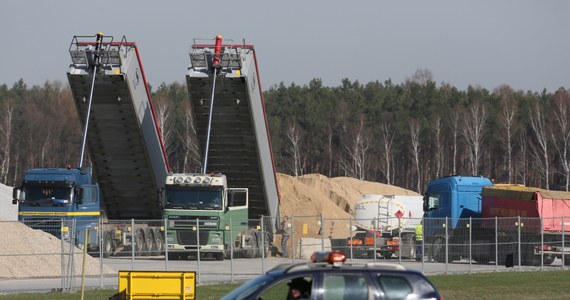 "Chcielibyśmy, aby lotnisko w Modlinie zaczęło ponownie obsługiwać samoloty najpóźniej 1 lipca" - deklaruje szef portu lotniczego Piotr Okienczyc. Jak dodaje, liczy na uchylenie zakazu użytkowania pasa startowego kilka dni po zakończeniu prac, czyli 18 czerwca.