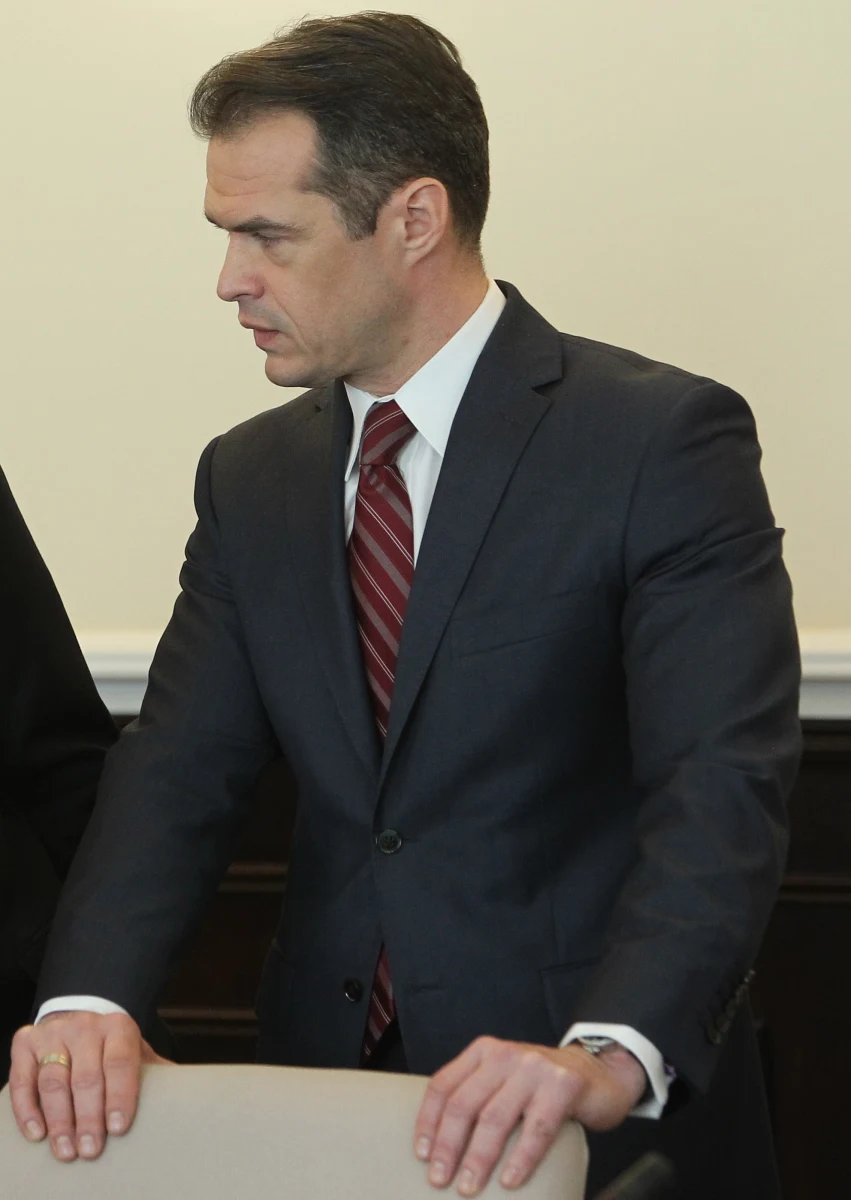 "Sławomir Nowak musi przekonać wszystkich bez wyjątku, że insynuacje na temat drogich prezentów za kontrakty są nieprawdziwe" - zapowiedział szef rządu, który podkreślił, że minister transportu musi to również udokumentować. Donald Tusk skomentował w ten sposób sugestie tygodnika "Wprost". 