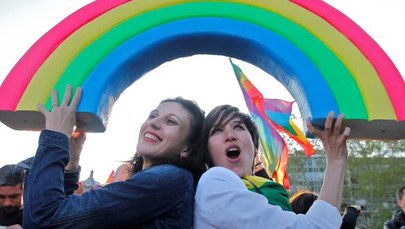 Homoseksualiści we Francji będą mogli brać śluby i adoptować dzieci. W Paryżu feta i protesty