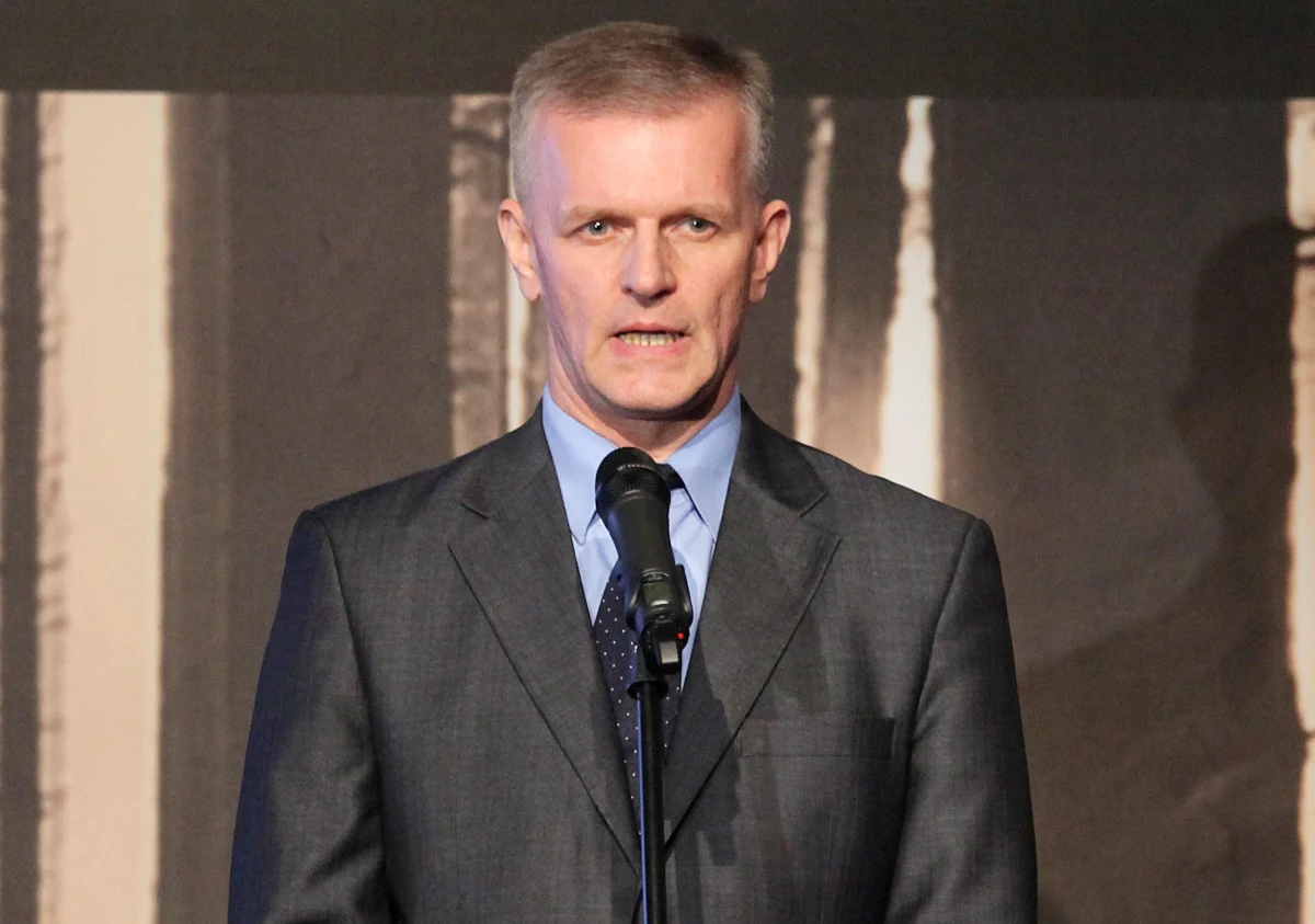 Premier Donald Tusk podpisał dziś wniosek szefa Ministerstwa Spraw Zagranicznych Radosława Sikorskiego w sprawie odwołania Janusza Ciska z funkcji wiceministra spraw zagranicznych. Ma to związek z nieprawidłowościami przy przydzielaniu pieniędzy organizacjom polonijnym - dowiedziała się nieoficjalnie reporterka RMF FM Agnieszka Burzyńska