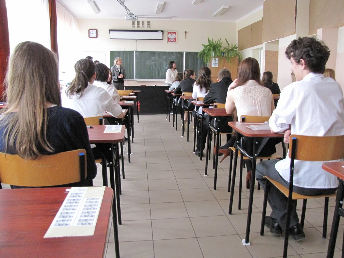 Gimnazjalnego maratonu dzień trzeci. Po testach z wiedzy humanistycznej i matematyczno-przyrodniczej uczniowie zmierzyli się w czwartek z językami obcymi. Egzamin na poziomie podstawowym był obowiązkowy dla wszystkich. Rozszerzenie zdawali tylko ci, którzy w gimnazjum kontynuują naukę wybranego języka obcego rozpoczętą w szkole podstawowej. Na RMF24 publikujemy propozycje odpowiedzi z języka angielskiego i niemieckiego (najczęściej wybieranych języków przez gimnazjalistów) oraz arkusze zadań z pozostałych języków.