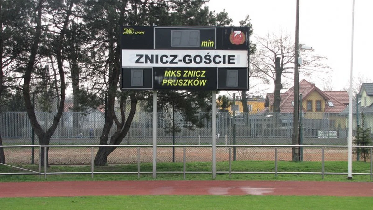 Do Pruszkowa Robert Lewandowski trafił z zespołu rezerw Legii Warszawa latem 2006 roku. Za transfer, władze „Znicza” zapłaciły 5 tysięcy złotych. „Gdy przyszedł nie był gwiazdą” – wspomina prezes klubu Marek Śliwiński. „Ale od początku w niego wierzyliśmy i to u nas zaczął błyszczeć na piłkarskim firmamencie” – mówi. 