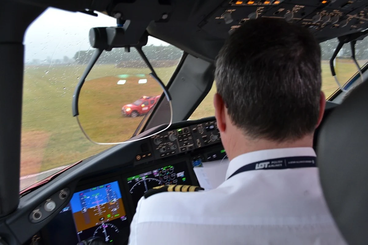 Boeing zalecił powtórne szkolenie wszystkich pilotów mających uprawnienia do lotów maszynami typu 787 Dreamliner. Piloci mają przejść szkolenie zanim ponownie te samoloty wzbiją się w powietrze. LOT pierwszy rejs planuje na 5 czerwca. Maszyna poleci do Chicago. 