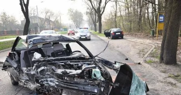 Stracił panowanie nad autem i uderzył w drzewo  