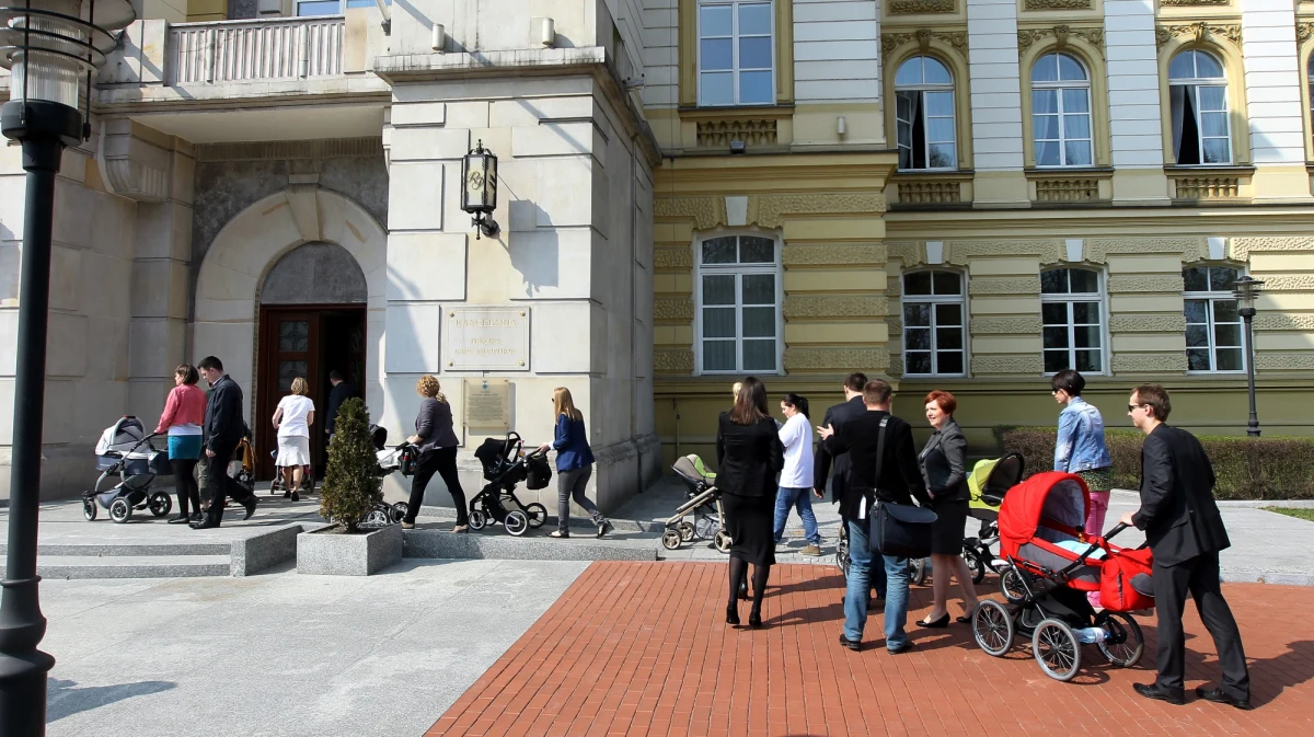 Rodzice wszystkich dzieci urodzonych w 2013 roku będą mieli prawo do rocznego urlopu macierzyńskiego - zapowiedział po rozmowach z "matkami I kwartału" premier Donald Tusk. Według wcześniejszego projektu, nowe przepisy miały objąć rodziców dzieci, które urodziły się po 17 marca. Szef rządu zadeklarował również obniżenie opłat za przedszkola od 1 września.