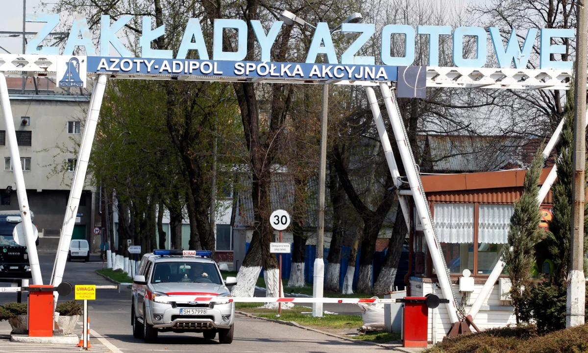 Prokuratura zajęła się sprawą dzisiejszego wycieku kwasu azotowego w zakładach chemicznych w Chorzowie. W tej chwili policja zbiera informacje dotyczące wypadku. Po wycieku około tony kwasu, do szpitala trafiło siedem osób. 