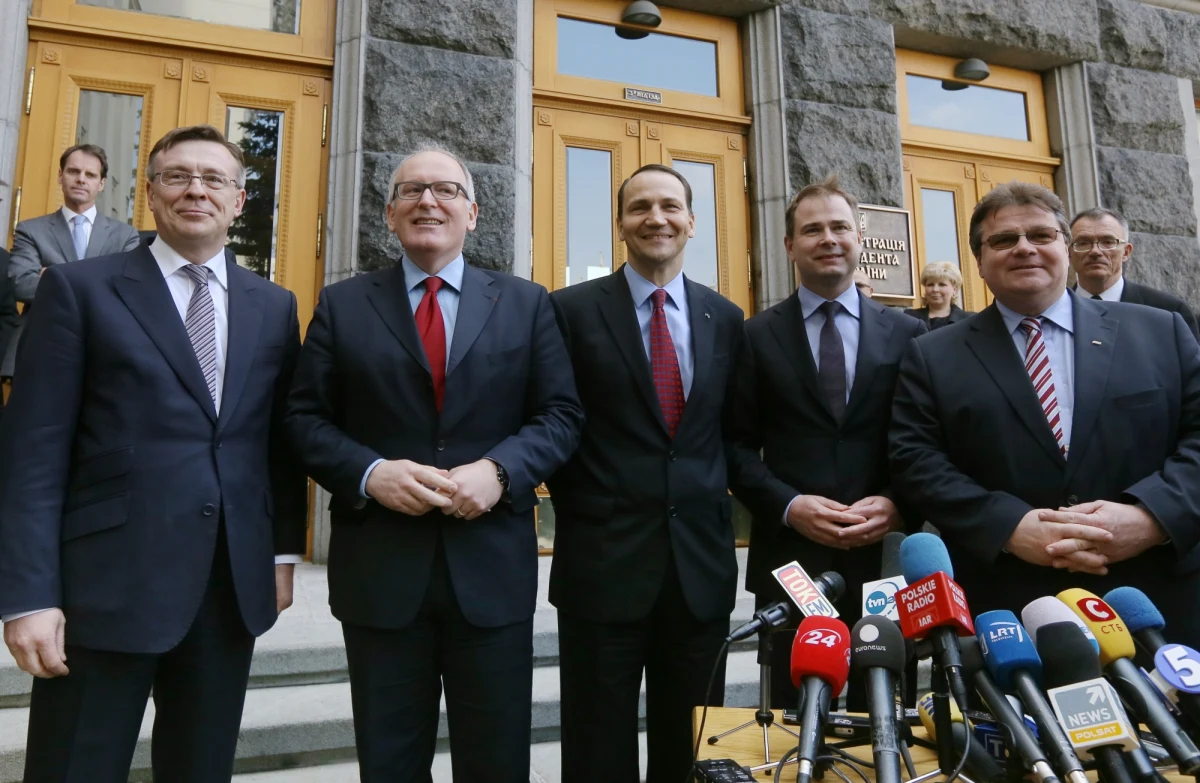 "Radosław Sikorski jest żebrakiem" - tak opiniotwórczy portal na Ukrainie komentuje czwartkową wizytę polskiego ministra spraw zagranicznych w Kijowie. Internetowa witryna kpi, że Sikorski nosi tani japoński zegarek kwarcowy wart ledwie 165 dolarów.  