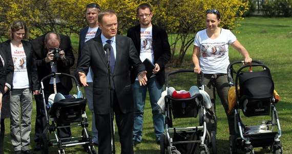 "Rodzice się cieszą, samorządy już mniej" - tak decyzję  Donalda Tuska komentuje wiceprezydent Krakowa Anna Okońska-Walkowicz. Premier obiecał w piątek,  że od 1 września opłata za każdą dodatkową godzinę opieki przedszkolnej wyniesie złotówkę. "Zrobimy wszystko, żeby te zmiany weszły w życie" - odpowiada minister pracy Władysław Kosiniak-Kamysz. 

