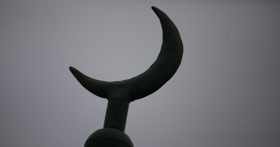 Z minaretu w podsztokholmskiej miejscowości Fittja rozbrzmiało nawoływanie muezina do modlitwy. To pierwszy przypadek w Szwecji, kiedy władze zezwoliły na stosowanie tej praktyki religijnej islamu. 