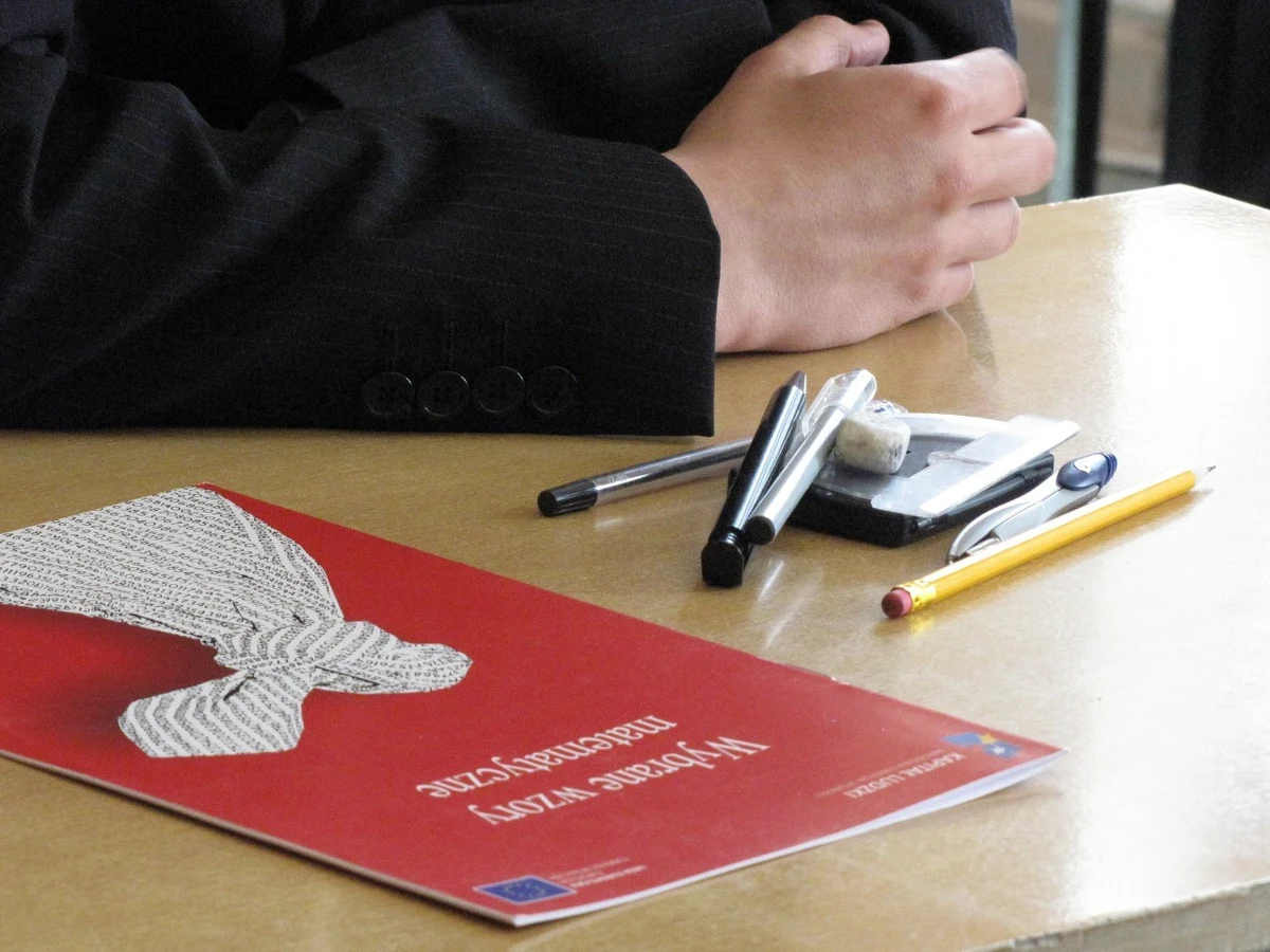 W 2015 roku ponadprzedmiotowy sprawdzian dla szóstoklasistów zostanie zastąpiony sprawdzianem wiedzy i umiejętności z matematyki, języka polskiego i języka obcego, a z matury zniknie prezentacja. Tak wynika z rozporządzenia podpisanego przez minister edukacji Krystyny Szumilas. 