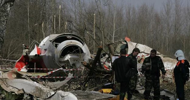 Szczątki Tu-154 na miejscu katastrofy