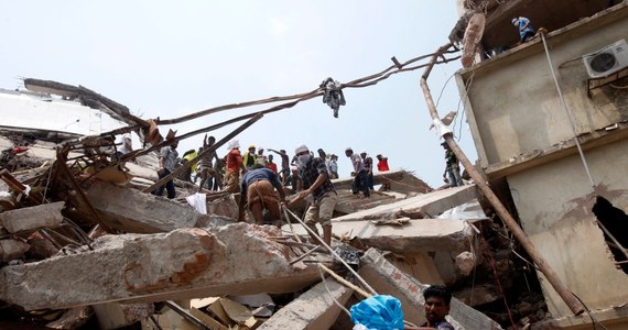 W Bangladeszu policja aresztowała dwóch właścicieli fabryk odzieżowych znajdujących się w budynku, który zawalił się trzy dni temu. Według ostatniego bilansu, w tej katastrofie budowlanej zginęły co najmniej 324 osoby.  