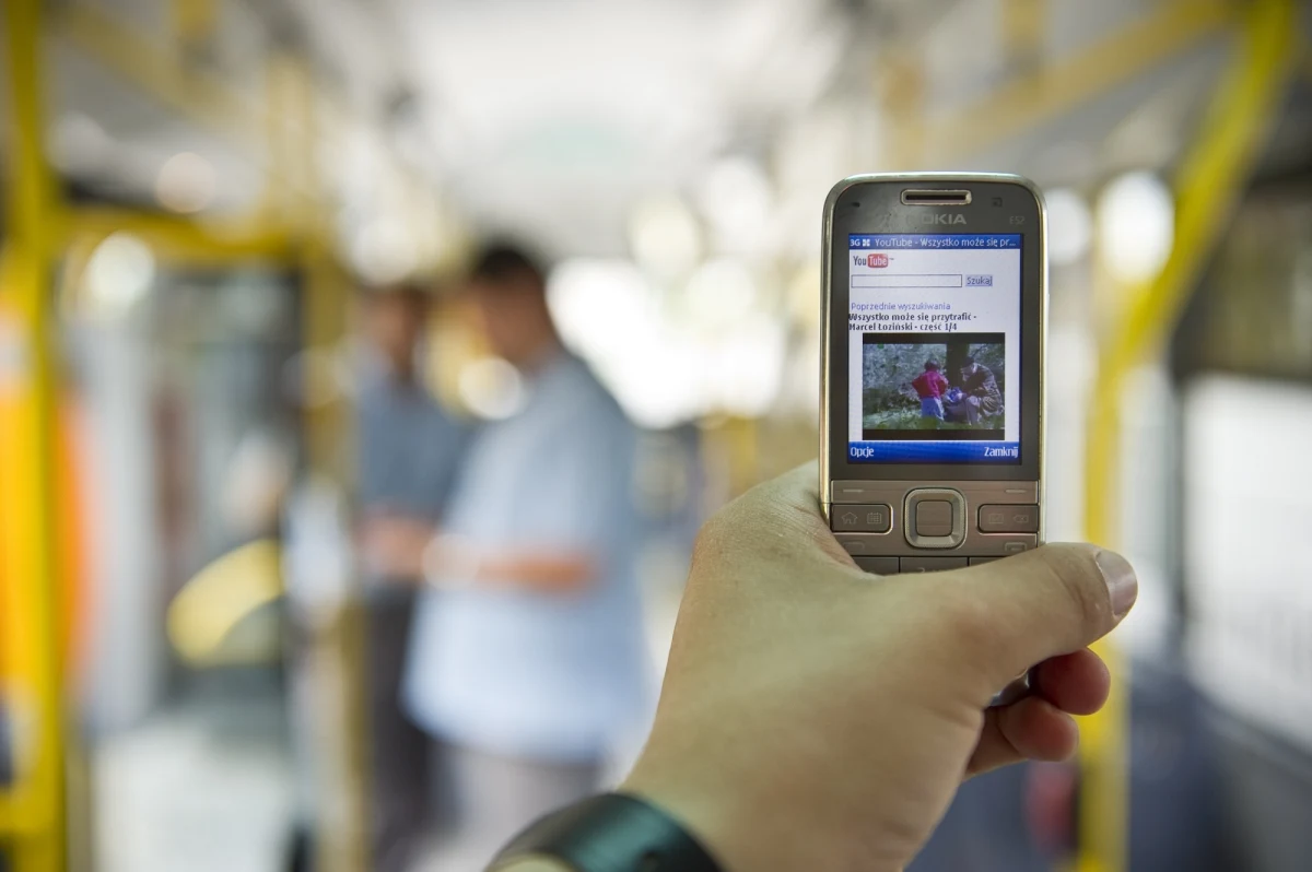 Awaria sieci komórkowej Orange wciąż obejmuje 100 polskich miastach. Kłopoty z zasięgiem sieci mają głównie mieszkańcy wschodniej i południowej części kraju. O awarii poinformowali nas słuchacze dzwoniąc na Gorącą Linię RMF FM i wysyłając maila na skrzynkę fakty@rmf.fm.