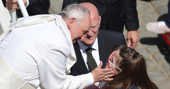 Podczas mszy na placu Św. Piotra, z udziałem ok. stu tysięcy wiernych, papież Franciszek udzielił sakramentu bierzmowania 44 osobom - nastolatkom i dorosłym. W homilii apelował o odwagę "pójścia pod prąd" i podążanie za wielkimi ideałami. 