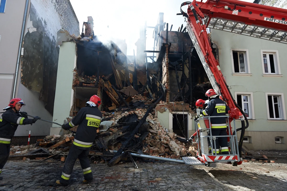 Podjęto decyzję o rozbiórce zniszczonej przez wybuch gazu kamienicy w Słupsku w województwie pomorskim. Ewakuowani lokatorzy są pod opieką miasta. Umieszczono ich w szkolnym internacie. Policja zatrzymała nietrzeźwego kierowcę, który prawdopodobnie uszkodził gazowe przyłącze. 