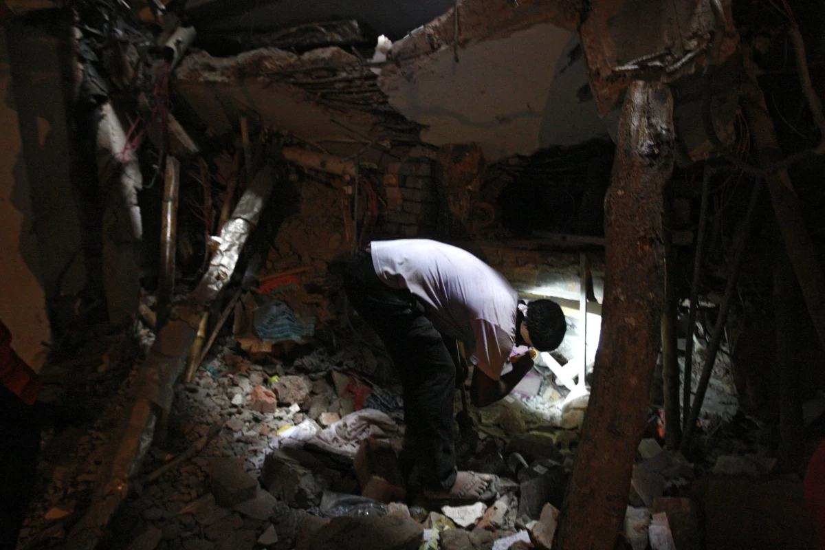 Pożar wybuchł pod gruzami fabryki odzieży w pobliżu stolicy Bangladeszu. Gdy się zawaliła - zginęło co najmniej 379 osób. 