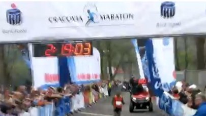 Zwycięzca Cracovia Maratonu wbiega na metę