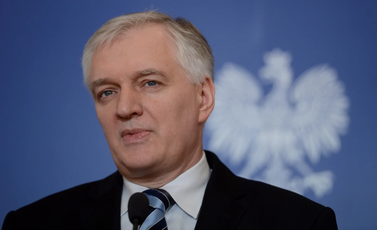 "Decyzję o moim odwołaniu traktuję jako naturalną. Zwłaszcza w sytuacji głębokich i stale pogłębiających się różnic między mną a Donaldem Tuskiem" - powiedział po dymisji Jarosław Gowin. "Jako minister sprawiedliwości decyzje podejmowałem z myślą nie o interesach korporacji, ale o interesach normalnych obywateli" - dodał. 