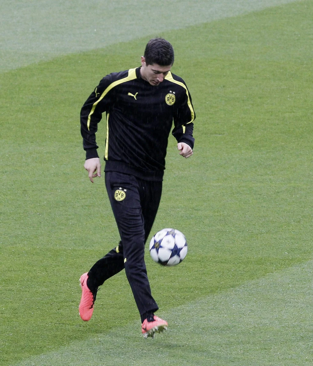 Redakcja portalu Goal.com złożona z dziennikarzy z całego świata cyklicznie wybiera najlepszego piłkarza świata mijającego tygodnia. Tym razem, po fenomenalnym występie przeciwko Realowi Madryt w pierwszym spotkaniu 1/2 finału Ligi Mistrzów, wyróżniono Roberta Lewandowskiego.