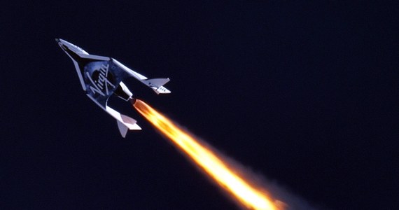 ​Pojazd kosmiczny firmy Virgin Galactic, SpaceShipTwo po raz pierwszy podczas lotu testowego odpalił silnik rakietowy. Lot z napędem trwał 16 sekund. Z ponaddźwiękową prędkością SpaceShipTwo wzniósł się z wysokość siedemnastu kilometrów.