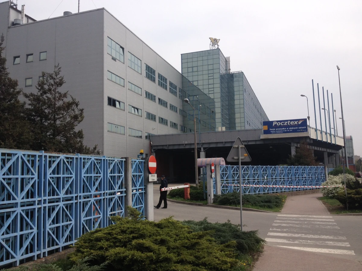 Ponad 400 osób trzeba było ewakuować z budynku sortowni pocztowej przy ulicy Prokocimskiej w Krakowie po tym, jak z jednej z paczek wypadł pocisk moździerzowy. Po kilkudziesięciu minutach pracownicy wrócili jednak do pracy. Okazało się, że znaleziony nabój nie jest groźny, ponieważ nie ma w nim materiałów wybuchowych. Według policji, paczka z nietypową zawartością należy najprawdopodobniej do kolekcjonera militariów.