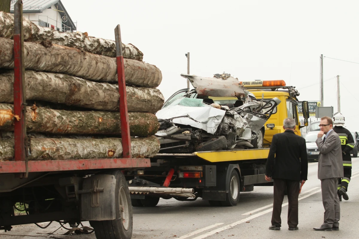 Do tragicznego w skutkach wypadku doszło w Małopolsce. Na trasie numer 52, prowadzącej do Bielska-Białej, zginęła jedna osoba, a cztery zostały ranne. Trasa przez kilka godzin była nieprzejezdna.