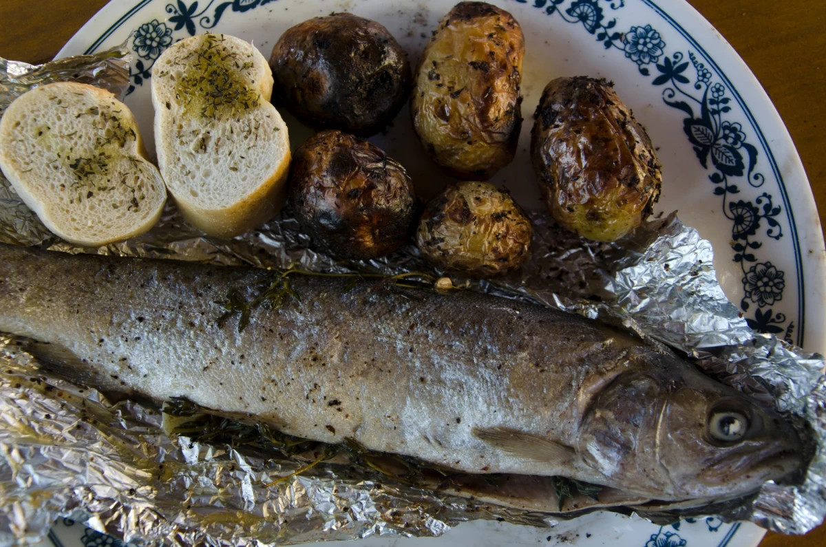 Sezon grillowy w pełni! Trwający długi weekend to nie lada okazja, by wrzucić coś na ruszt. A żeby smaki nam się szybko nie znudziły, warto trochę kulinarnie poeksperymentować! Oto kilka przepisów na dania mniej sztampowe niż kiełbaski z keczupem, ale dość proste i szybkie w przygotowaniu!