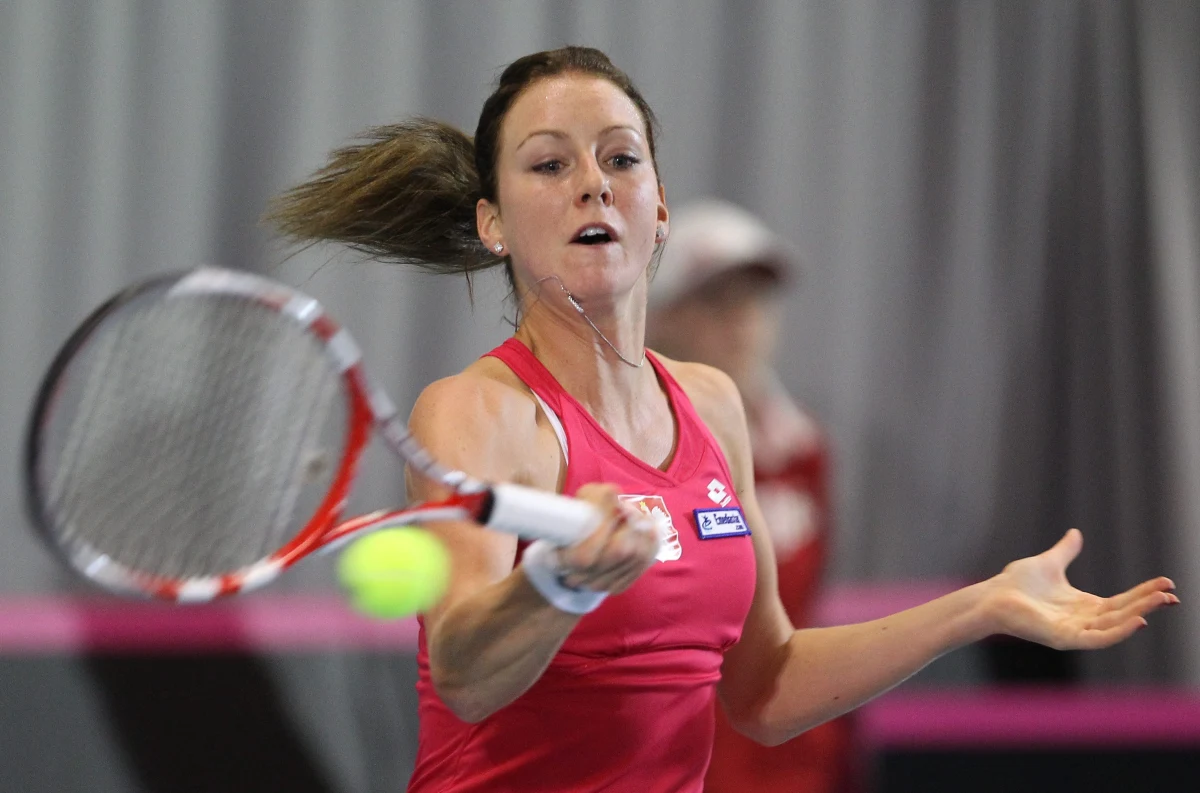 Urszula Radwańska wygrała w pierwszej rundzie turnieju WTA na kortach ziemnych w portugalskim Oeiras (pula nagród 235 tys. dol.) z rozstawioną z numerem drugim Słowaczką Dominiką Cibulkovą 2:6, 6:4, 6:4. W drugiej rundzie Polka zagra z Japonką Ayumi Moritą.