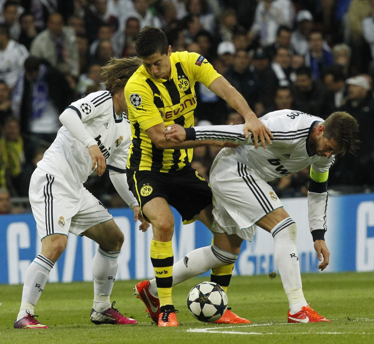 Borussia Dortmund w finale Ligi Mistrzów! Piłkarze Jürgena Kloppa przegrali 0:2 z Realem Madryt na Santiago Bernabéu, ale wysoka zaliczka z pierwszego meczu dała im awans. W środę dowiemy się, z kim niemiecki zespół zagra 25 maja na Wembley.