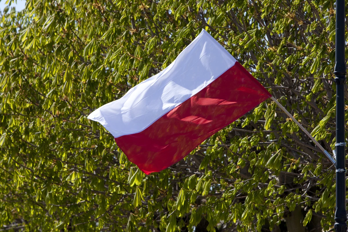 O polskiej fladze mówimy dopiero od XVIII wieku. Wcześniej, od średniowiecza, były chorągwie - wyjaśnia w rozmowie z RMF FM ks. Paweł Dudziński, przewodniczący Komisji Heraldycznej. "Przez długi czas posługiwaliśmy się flagą trójkolorową - błękitną, czerwoną i białą" - dodaje.